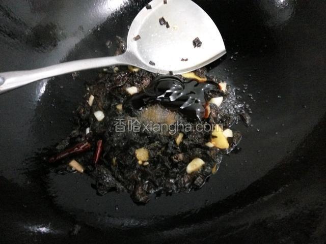 放入滤干水份的梅干菜，加蚝油，白糖，生抽炒入味。