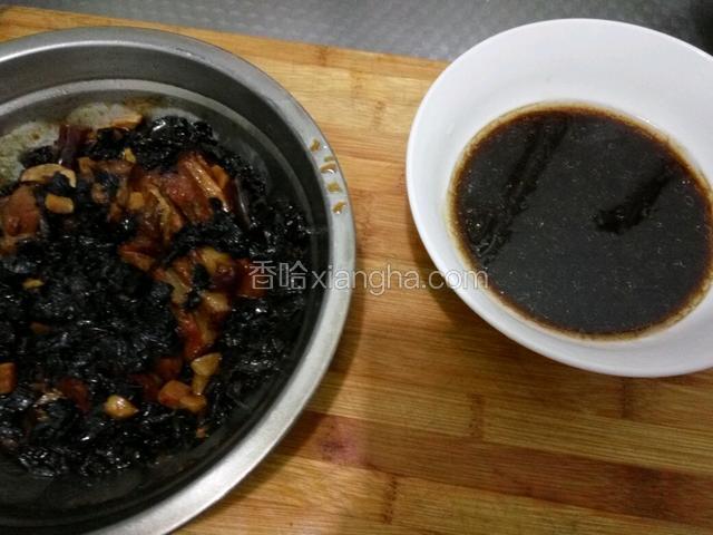取出蒸好的肉，滗出汤汁，盖上盘子，倒扣。