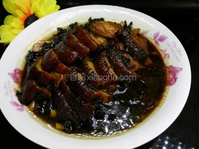 再把滗出的汤汁，浇在肉皮上。