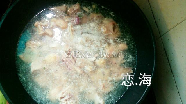 处理鸡肉，鸡肉洗净焯水备用