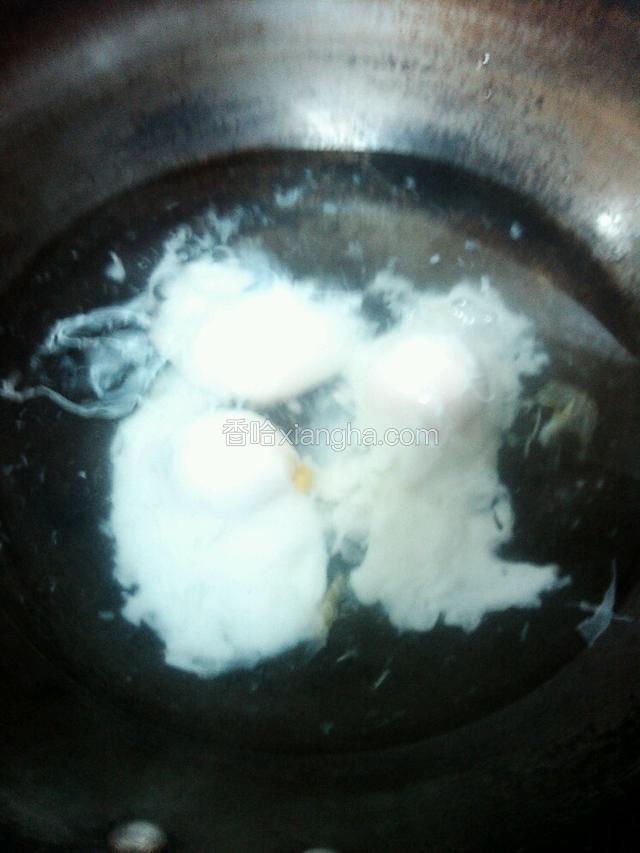 锅中烧水，水开后关火，打入鸡蛋，盖锅盖，闷五分钟，荷包蛋就熟了