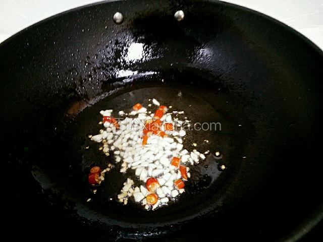 锅里烧少许热油、加入小米椒结、蒜粒爆香。