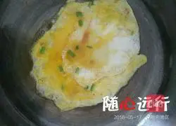 Illustration of how to make fried egg and scallion pancake 7