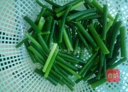蒜苗炒腊肠的做法图解3