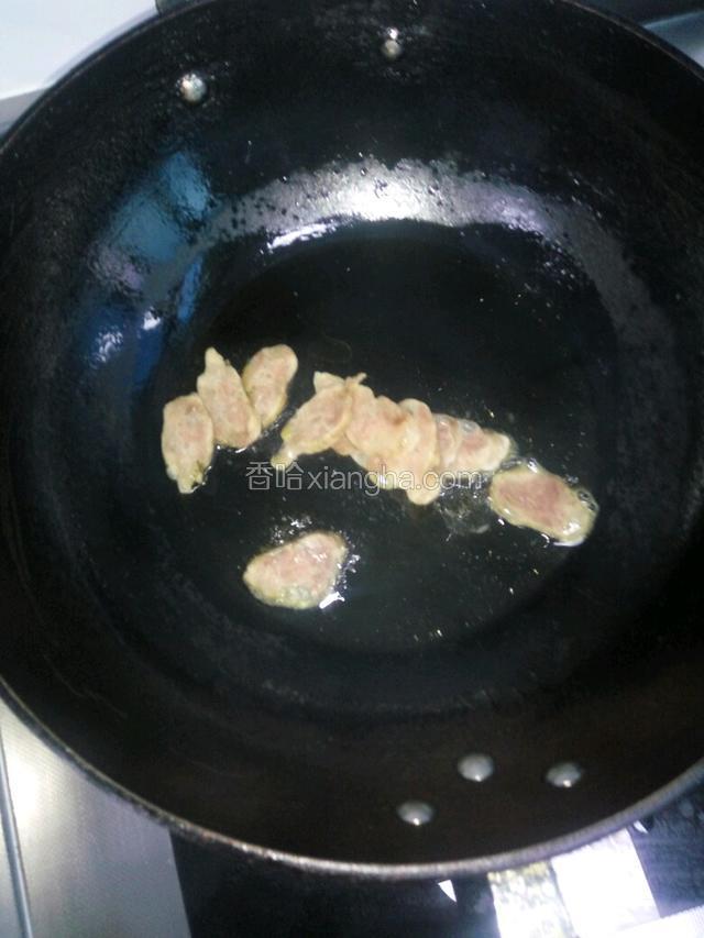 炒锅热油放入腊肠爆香