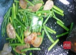 蒜苗炒腊肠的做法图解7