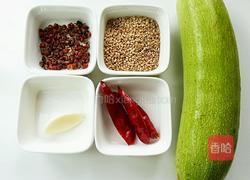 芝香椒油西葫芦的做法图解1
