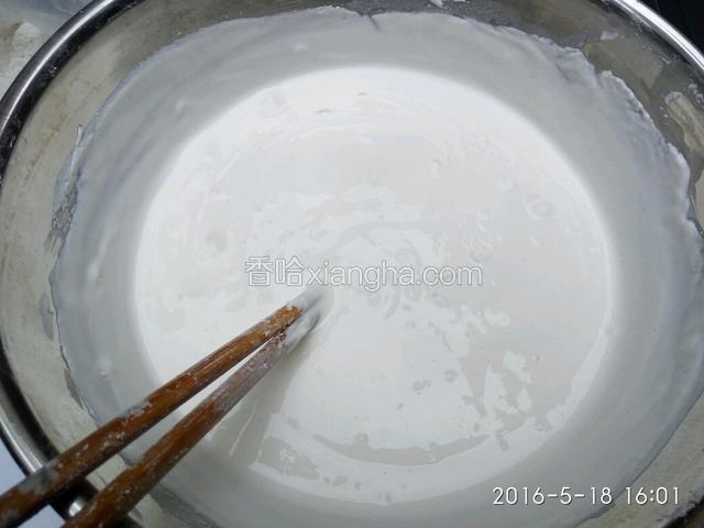 加入适量植物油，搅拌均匀，放置备用。