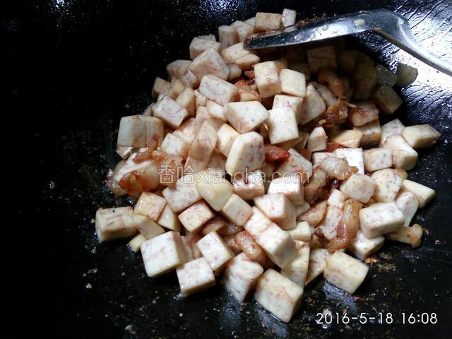 加入香芋丁，翻炒均匀，实在太干就加点水翻炒。