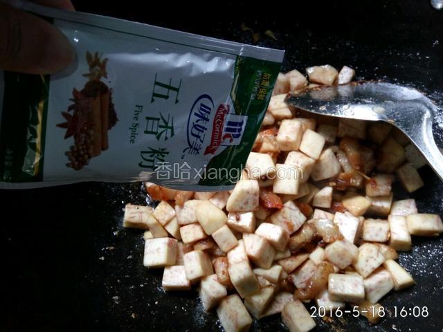 加入盐、酱油、五香粉翻炒，再加一些植物油炒均匀，关火，不用另外装盘。