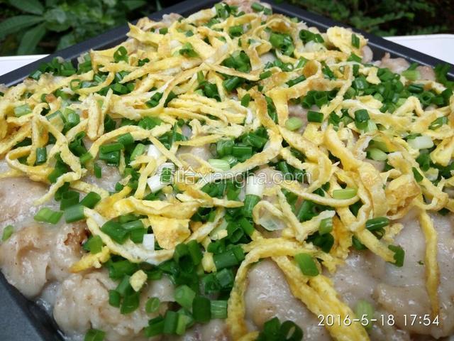 撒上葱花，愉快地切块食用吧！