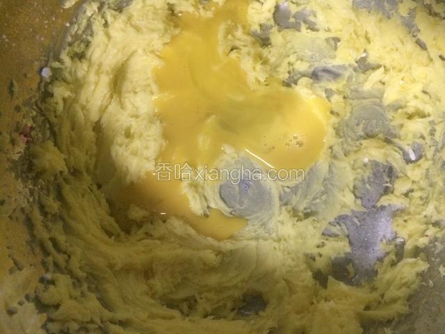 黄油充分打发后将鸡蛋液倒入，继续打发