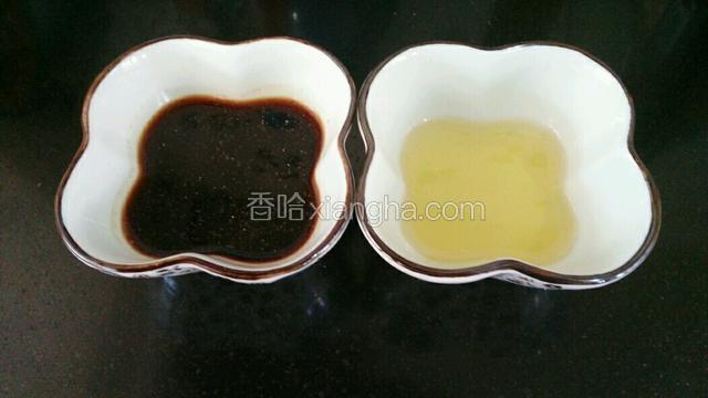 调汁（醋，盐，鸡精，胡椒粉，生抽，糖）
油烧热倒入小碗备用！！