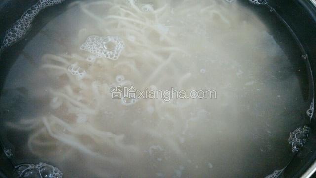 锅里放水，水开，面条煮7分熟，