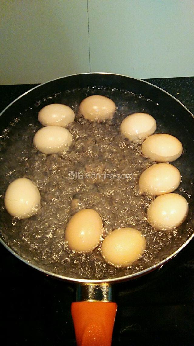 鸡蛋洗净冷水入锅，大火煮沸。