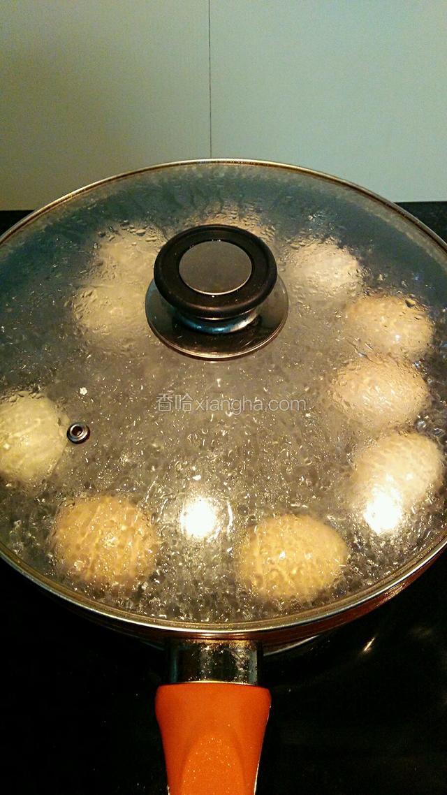 转中火煮5分钟。捞出鸡蛋，用汤勺把鸡蛋表面敲出裂缝。煮过鸡蛋的水倒掉。