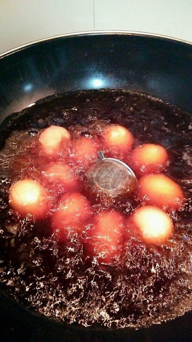 取一尖底锅，烧适量水，水沸腾后放入料盒，调入适量盐和酱油，最后放入鸡蛋。调小火煮20分钟。