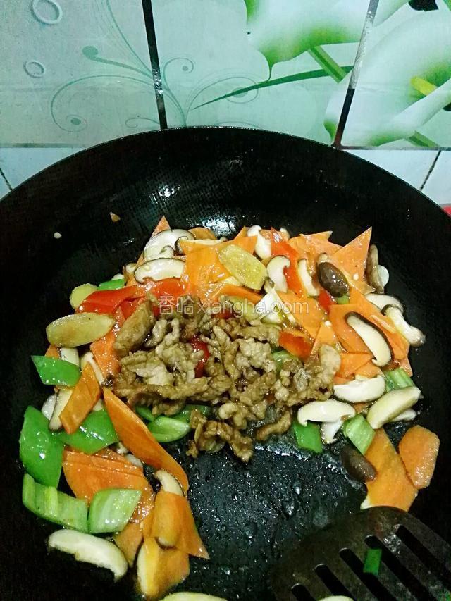 把炒好的猪肉放入翻炒均匀