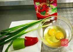 鸡蛋炸酱的做法图解1