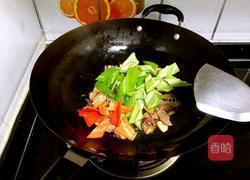 尖椒炒腊肉的做法图解5