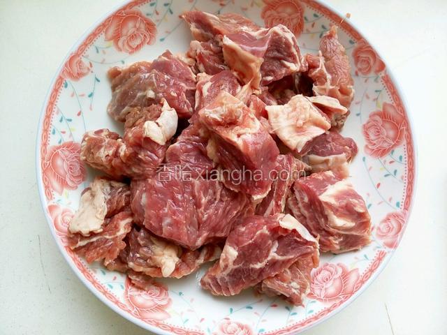牛肉切中等大小的块