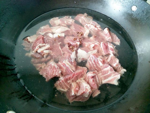 牛肉凉水下锅，放入花椒，开火，直至水烧开