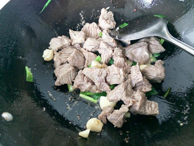 下牛肉继续翻炒一会儿，放入一小勺醋翻炒，再放入适量味极鲜翻炒