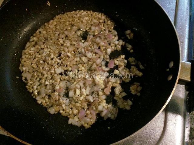 锅中留底油，下蒜蓉和洋葱碎小火煸炒出香味。