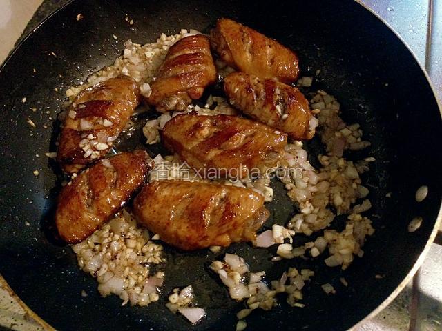 加入煎好的鸡翅中火翻炒至入味。