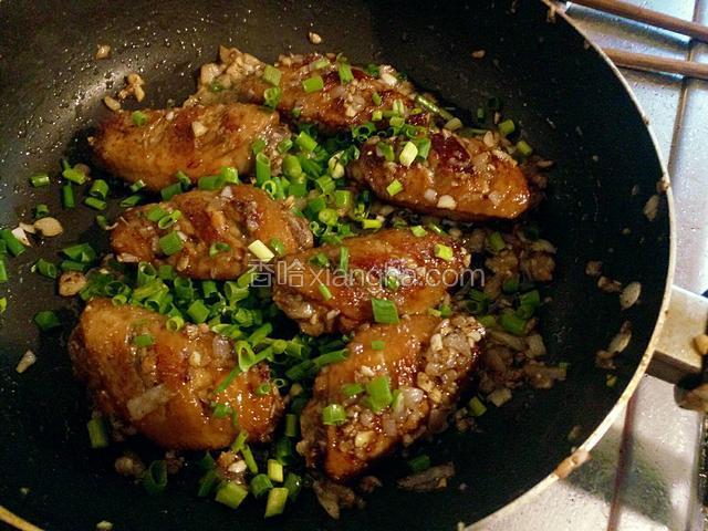 调入鸡精和葱花拌匀即可出锅。