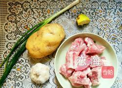 烧排骨炖土豆的做法图解1