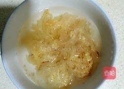 冰糖银耳炖雪梨的做法图解2