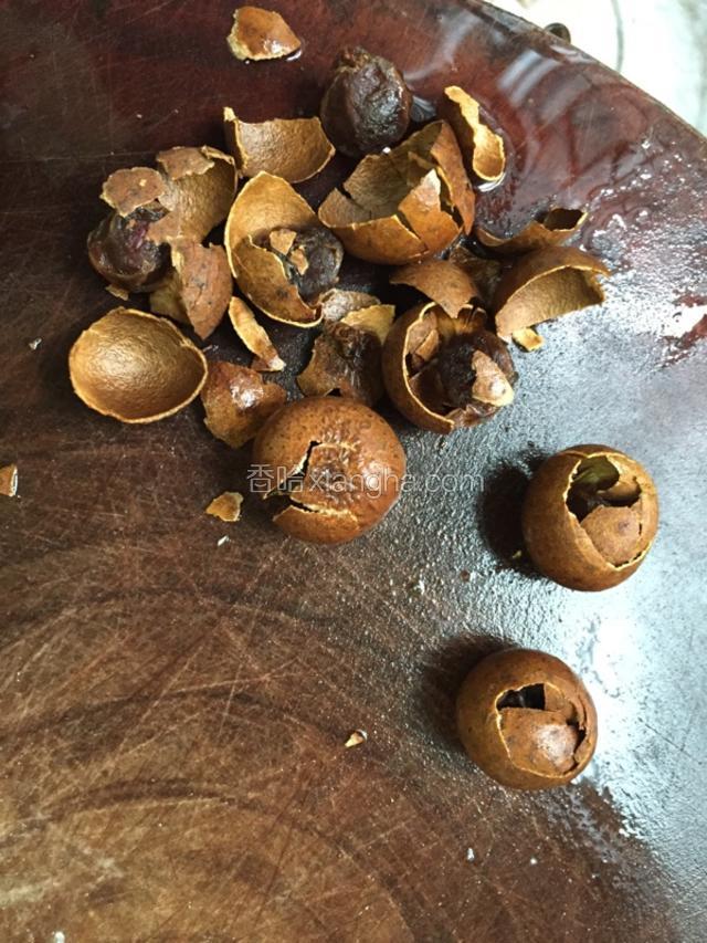清补凉料包中的龙眼干拍碎去壳
