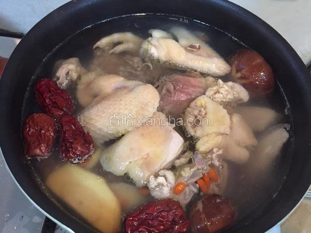 加入鸡肉 中小火炖一个钟 出锅前加入盐调味