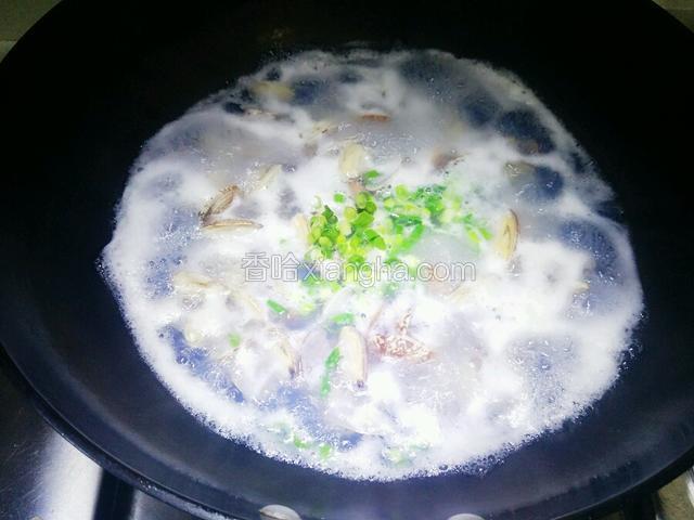 待锅开后放入葱花