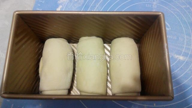 依次做好3个，放入土司盒，中间留些空隙