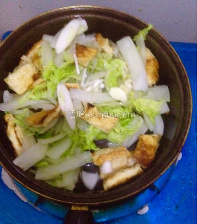 葱姜蒜爆炒下倒入小白菜，小心翻炒一下