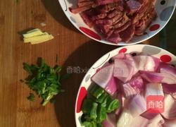 牛肉炒洋葱的做法图解1