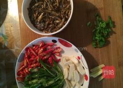 小银鱼炒辣椒的做法图解3