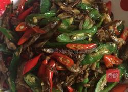 小银鱼炒辣椒的做法图解7