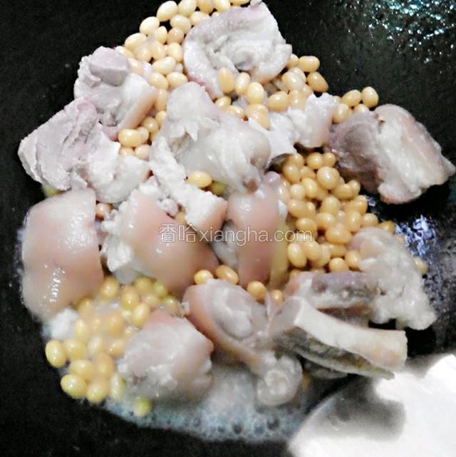 另起锅滴入油把压力锅里的猪蹄黄豆都捞出放到油锅去
