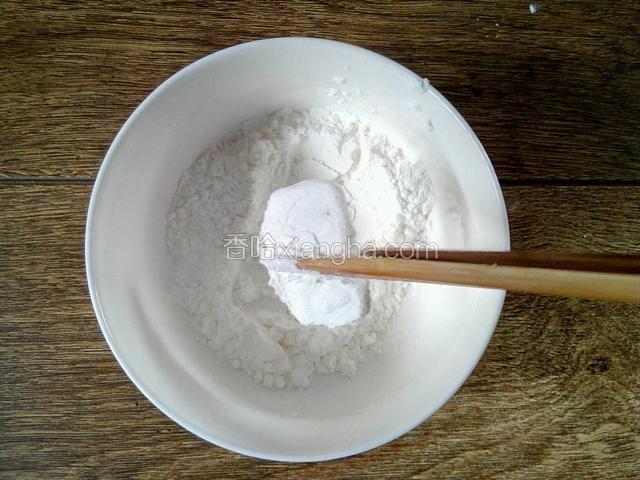将煮好的年糕放在淀粉里裹满全身。