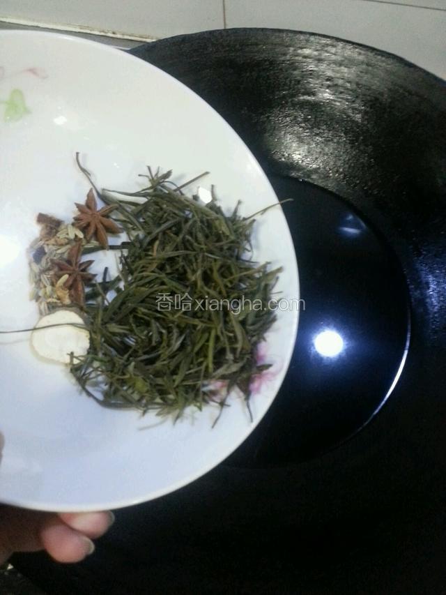 把准备的材料都倒进水里