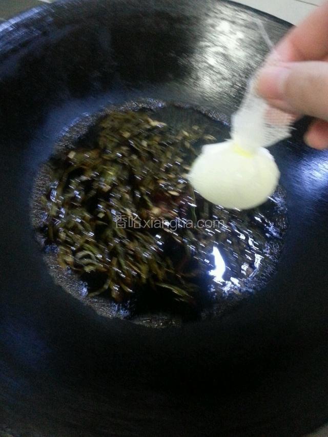 烧开后，把包好的鸡蛋放进去