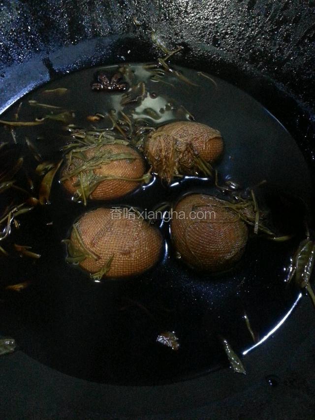 煮十分钟左右关火，鸡蛋继续浸在里面，浸的时间自己把握，时间越久，味道越浓