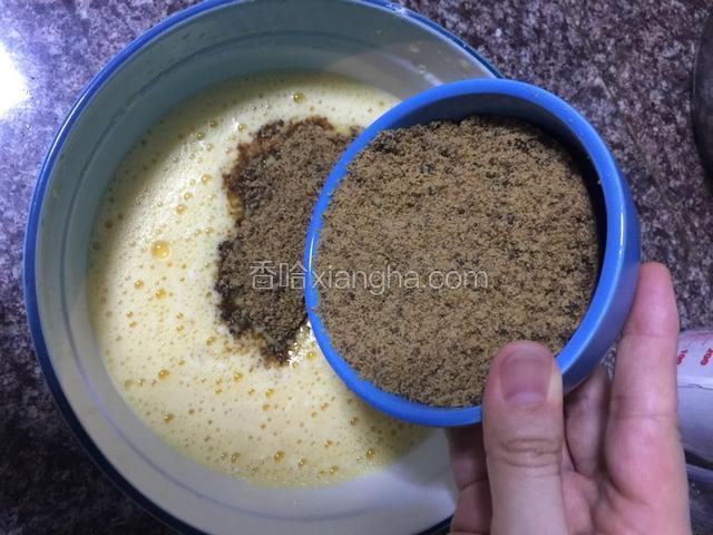 把红糖加进去继续打均匀，分两次加适量色拉油，每次都要打均匀，避免水油分离。