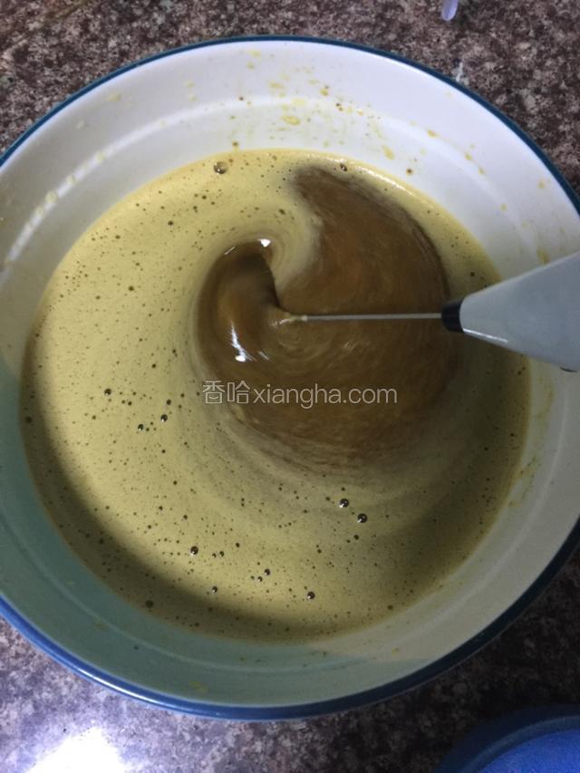 用打蛋器高速继续打15分钟左右，看到蛋液文路清晰就行。