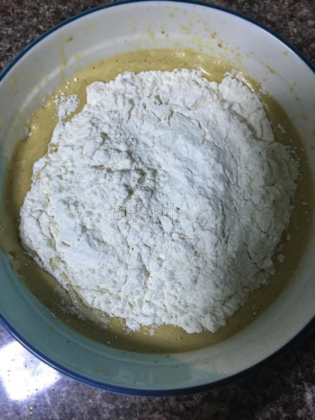 把过筛好的面粉、小苏打、泡打粉一起放进去，用橡皮刮刀拌匀，不能打圈。