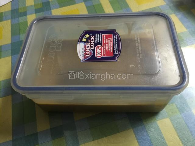 然后倒入保鲜盒里，放进冰箱低温发酵，有时间的话可以发2一3天，急着吃最少也要发12个小时。发酵时间久一点颜色就会越深越好看。