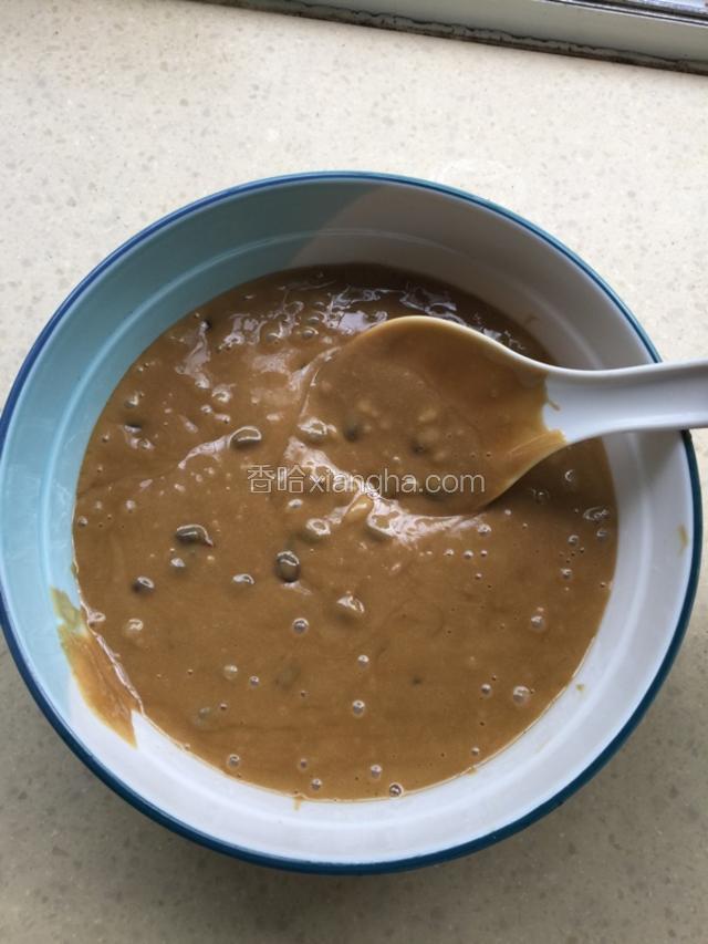 我是发酵3天后拿出来的，盘子底部擦点油，把红豆放进发酵好的面浆里拌匀，倒入盘里，轻轻地抖一下，面浆里的气泡就会消失。